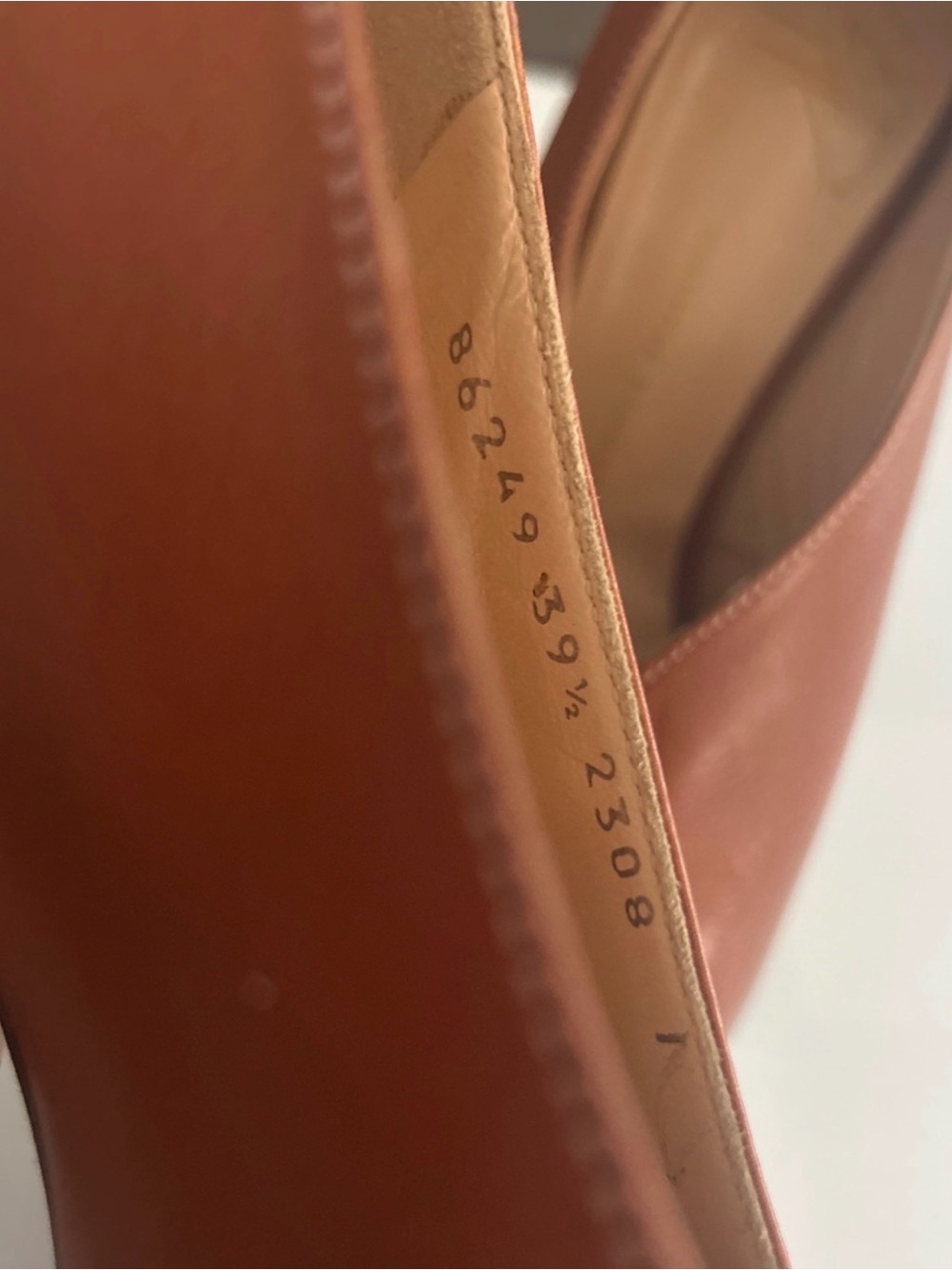 Giuseppe Zanotti Tan Leather V-Cut Cognac Almond Toe Pumps
Italy 39.5 / 9.5 - Picture 4 of 7